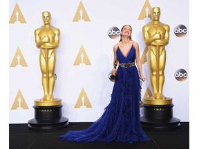 オスカー女優ブリー・ラーソン、アフターパーティーをテイラー・スウィフトらと過ごす 画像