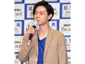 菅田将暉、デート報道を余裕の笑顔で完全否定！　ビオレ“肌男”CMで裸を披露！ 画像