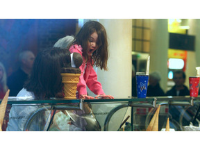 ブランジェリーナ家に対抗？　ケイティ・ホームズも娘とアイスクリーム・ショップへ 画像