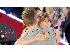 テイラー・スウィフト、受賞スピーチで恋人のカルヴィン・ハリスに感謝 画像