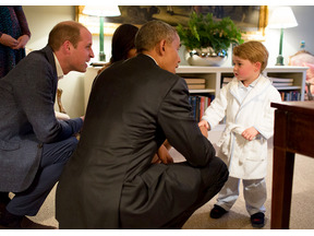 ジョージ王子、パジャマ姿でオバマ大統領にごあいさつ 画像