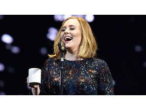 アデル、ツアーで同性カップルの婚約を祝福！「代理母になろうか？」 画像