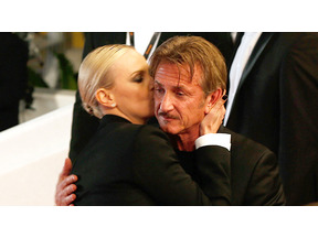 ショーン・ペン、シャーリーズ・セロンと別れて初の気まずいハグ 画像