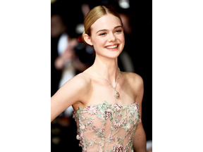 エル・ファニング、カンヌの地で親友と“2人プロム”？ 画像