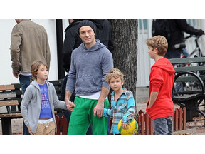 ジュード・ロウ、のぞき見し続ける学生たちに激怒、オレンジを投げつける！ 画像