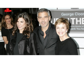 ジョージ・クルーニー、恋人と母親を連れて新作プレミアに出席 画像