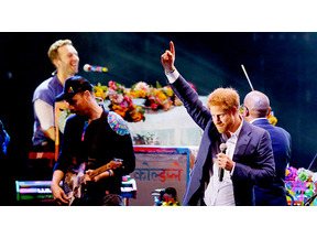 ヘンリー王子、HIV撲滅チャリティーコンサートに「コールドプレイ」らと出演 画像