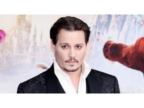 ジョニー・デップ、アンバー・ハードのために入れたタトゥーの文字を「クズ」に変更 画像