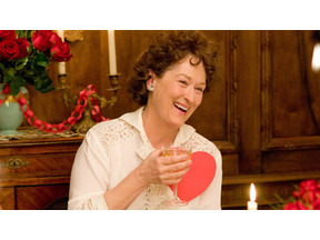 メリルとサンドラ、主演女優賞受賞の2人がキス！　第15回放送映画批評家協会賞 画像