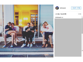 テイラー・スウィフト、トム・ヒドルストンのひざの上に乗った写真を公開 画像