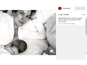 リヴ・タイラー、愛娘への授乳姿をインスタグラムで公開 画像