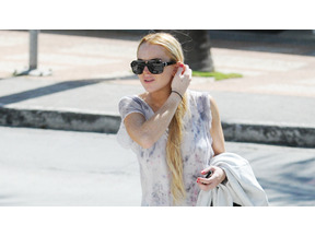 今年もお騒がせ？　リンジー・ローハンがパパラッチと車の接触事故 画像