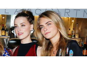 離婚成立のアンバー・ハード、ロンドンでカーラ・デルヴィーニュらとパーティ 画像