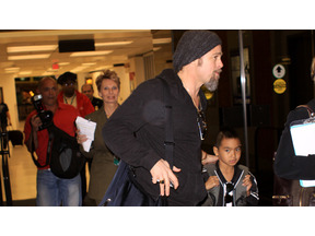 やっぱり2人の仲は安泰？　ブランジェリーナ、マドックスを連れてスーパーボウル観戦 画像