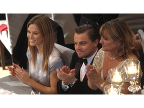 レオがバー・ラファエリ同伴で連日パーティに出席 彼女の左手薬指には気になる指輪が 画像