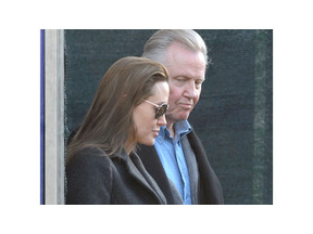 アンジー、長年疎遠だったオスカー俳優の父親とついに和解？ 画像