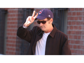 チャーリー・シーンがリハビリ施設に入所。出演中のＴＶシリーズは撮影中断 画像