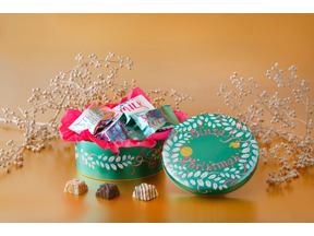 【3時のおやつ】資生堂パーラーのクリスマススイーツ限定発売！ エメラルドに輝くスペシャルなデザイン缶 画像