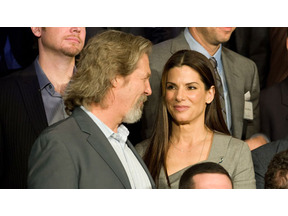 オスカー前夜発表のラジー賞で主演女優賞受賞のサンドラ・ブロック、授賞式に堂々出席 画像