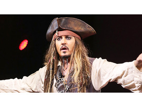 ジョニー・デップ、ジャック・スパロウの衣装で小児病院を訪問 画像