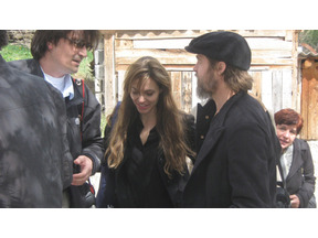 ブランジェリーナ、サラエボを電撃訪問 ボスニア紛争後に難民生活を続ける家族と面会 画像