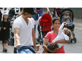 シングルマザーになったハル・ベリー、娘と2人で母の日にお散歩 画像