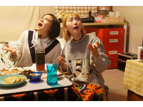 清水富美加＆松井玲奈、顔面洗濯バサミから爆発まで!? バラエティ満載ドラマ「笑う招き猫」 画像