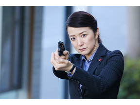 鈴木京香、ガンアクション姿ほか秘蔵カット公開！「冬芽の人」今夜放送 画像