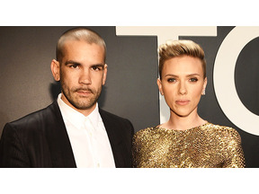 スカーレット・ヨハンソン、破局した夫とカクテル・パーティに出席 画像