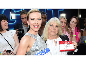 スカーレット・ヨハンソン、ネットで話題のそっくり女性とプレミアに出席 画像