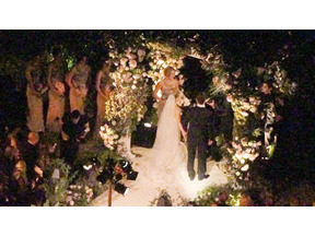 プロアイスホッケー選手と挙式のヒラリー・ダフ、式の詳細が明らかに 画像