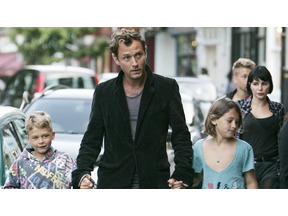 ジュード・ロウとシエナ・ミラー、ラオスの古都で結婚の儀式？ 画像