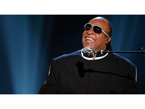 スティーヴィー・ワンダー、結婚式で愛を歌う 画像