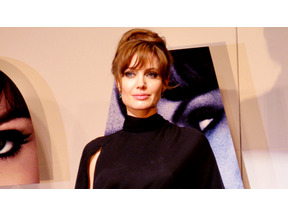 アンジー、ブラピと双子同伴でハンガリーにて次回作のロケハン 画像