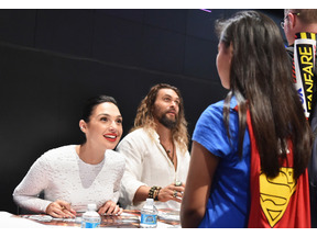 G・ガドット、ミニワンダーウーマンと対面！E・ミラーは「ハガレン」コス 画像