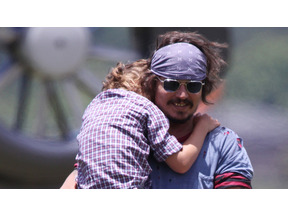 ジョニー・デップ、殺人事件の冤罪を訴えるコンサートにギタリストとして参加 画像