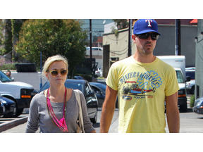 リース・ウィザースプーン、婚約間近か？　恋人がジュエリー・ショップで指輪探し 画像