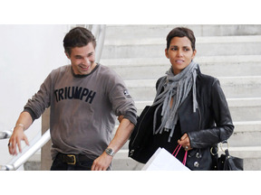 ハル・ベリー、新恋人とビバリーヒルズでチャリティ・ガラに出席 画像