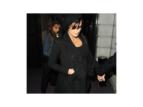 ペネロペ、バルデムと共にお出かけで大きくなったお腹を披露 画像