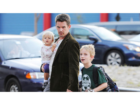 イーサン・ホークがニューヨークでホームレス支援のチャリティ・ガラに出席 画像