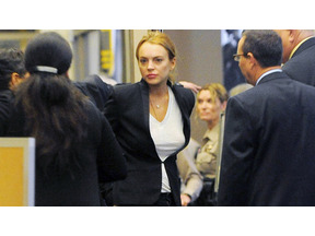 リンジー・ローハン、感謝祭を家族と祝うためにリハビリ施設から一時帰宅 画像