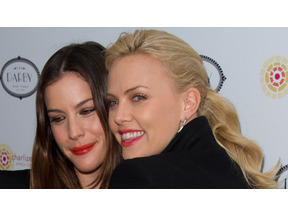 シャーリーズ・セロンとデートできる権利　チャリティ・オークションで2万ドルで落札 画像