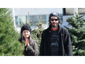 キアヌ・リーヴス、イブに巨大クリスマス・ツリーをお買い上げ 画像