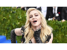 マドンナ、59歳の誕生日パーティーに白馬で登場！ 画像