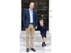 ジョージ王子、父・ウィリアム王子に手を引かれて初登校！ 画像