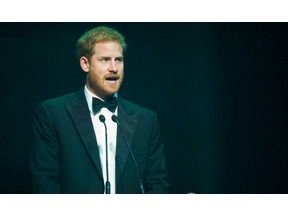 ヘンリー王子、母ダイアナ妃の代理で「レガシー賞」を受け取りスピーチ 画像