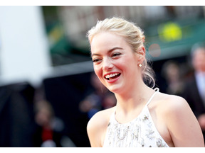 エマ・ストーン、「サタデー・ナイト・ライブ」の脚本家とデート？ 画像