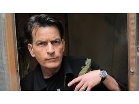 チャーリー・シーン、人気シリーズ降板通告を受けるも「平気だ！」 画像