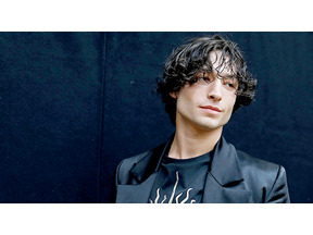 エズラ・ミラー、批判を受けた“カミングアウト”を5年ぶりにふり返る 画像