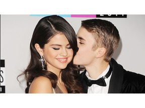 セレーナ・ゴメス、ホッケー試合中のジャスティン・ビーバーにキス！ 画像